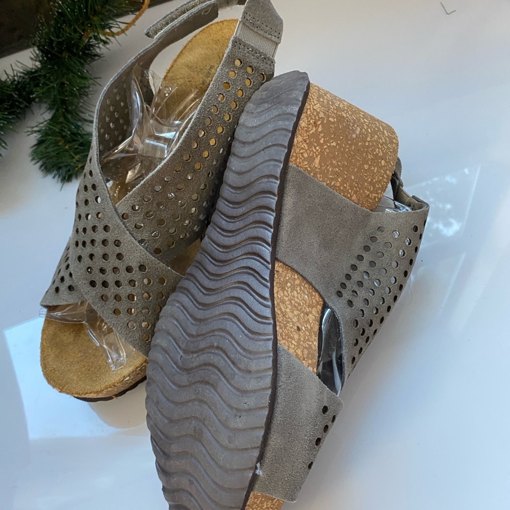 Elegant Gray Perforated Wedge Sandals - Picture 3 of 4